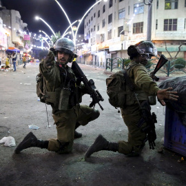 Tropas israelíes durante enfrentamientos con manifestantes palestinos en el centro de la ciudad de Hebrón, en Cisjordania.