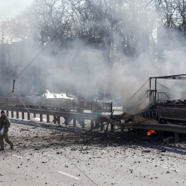26/02/2022 Un vehículo arde en Kiev como consecuencia de la ofensiva rusa a la capital de Ucrania