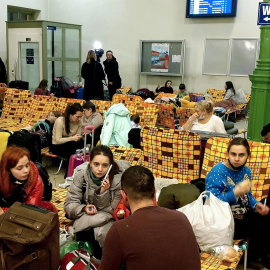 Sala de espera de la estación de tren polaca de Przemysl