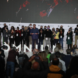 Xavier Antich durant el seu discurs, acompanyat de la resta de membres del nou equip d'Òmnium.