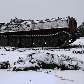 El cuerpo sin vida de un soldado yace junto a un APC ruso quemado después de que el ejército ucraniano lo atacara el día anterior cerca de la ciudad de Kharkiv, Ucrania, el 25 de febrero.