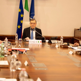 Una fotografía facilitada por la Oficina de Prensa del Palacio Chigi muestra al primer ministro italiano, Mario Draghi, participando en la cumbre de la OTAN por videoconferencia.