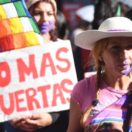 Una mujer participa en un acto con motivo del Día Internacional para la Eliminación de la Violencia contra la Mujer.