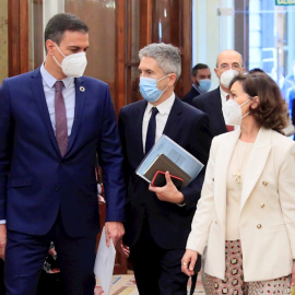 El presidente del Gobierno, Pedro Sánchez (i), acompañado de la vicepresidenta primera, Carmen Calvo y el ministro del Interior, Fernando Grande Marlaska, a su llegada a la sesión de control al Ejecutivo.