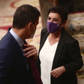 16/12/2020.- El presidente del Gobierno, Pedro Sánchez, y la portavoz parlamentaria de EH Bildu, Mertxe Aizpurua, durante una sesión de control al Gobierno. E. Parra / Europa Press