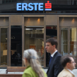 Varias personas pasan por delante de una sucursal de Erste Bank, en Viena. AFP/ALEXANDER KLEIN