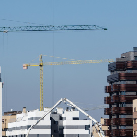 Grúas en una zona de construcción de edificios en Madrid. E.P./Alberto Ortega
