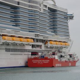 La gavarra de subministrament Haugesund Knutsen durant l’operativa de subministrament de GNL al creuer Costa Smeralda, realitzada avui
