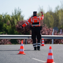 Un ertzaina, en un control de tráfico en Vitoria. Imagen de Archivo.