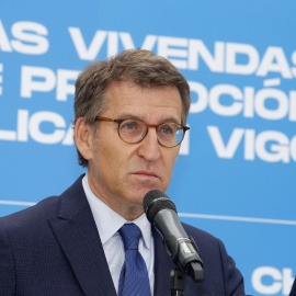 El presidente de la Xunta, Alberto Núñez Feijóo, interviene en la entrega de llaves a adjudicatarios de viviendas protegidas, en Vigo, a 28 de febrero de 2022.