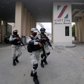 Tres miembros de la Guardia Nacional vigilan la entrada del hotel Wyatt Ziva Riviera una hora después de la reyerta.