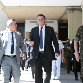 Imagen de archivo del presidente de Brasil, Jair Bolsonaro, acompañado de varios cargos militares. - Presidencia