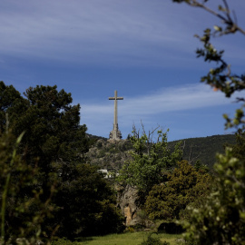 Vista de la cruz del Valle de los Caídos desde donde se ubicaban los barracones de los trabajadores de Banús.