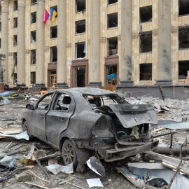 La plaza central de la segunda ciudad de Ucrania, Járkov, tras el bombardeo perpetrado por fuerzas rusas, a 1 de marzo de 2022.