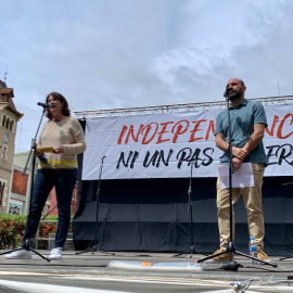 La presidenta de l'ANC, Elisenda Paluzie, i el portaveu d'Òmnium Cultural, Marcel Mauri, durant l'acte en suport als encausats pel tall a la Jonquera.