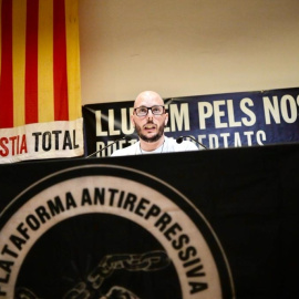 2022 - L'activista Adrián Sas intervé en un acte de suport.