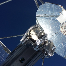 Imagen parcial de la planta piloto para producir combustible a partir del aire y del sol.