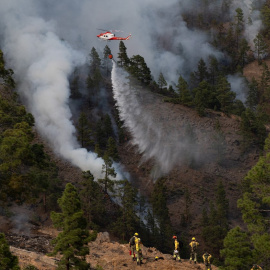 22/05/2021. Un helicóptero del Gobierno de Canarias descarga agua sobre una de las zonas afectadas por el incendio en el municipio de Arico (Tenerife). - EFE