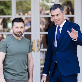 El presidente de Ucrania, Volodimir Zelenski (i), es recibido por el presidente del Gobierno, Pedro Sánchez (d), a su llegada a un encuentro en el Palacio de La Moncloa, a 27 de mayo de 2024