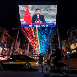El presidente chino Xi Jinping en una pantalla gigante en un centro comercial de Pekín.