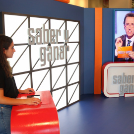 Una noia utilitza el joc interactiu de 'Saber y ganar' de l'exposició  'Casa RTVE Play'