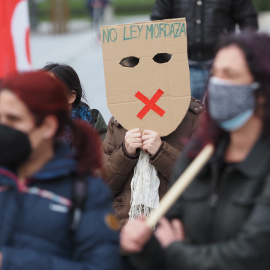 19/02/2021.- Imagen de archivo de una persona con una careta donde se lee 'No Ley Mordaza' durante una manifestación contra el encarcelamiento de Pablo Hasel en Valladolid. Claudia Alba/Europa Press