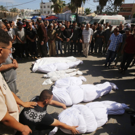 Familiares asisten al funeral de las víctimas que han muerto a causa de los ataques israelíes, en Deir Al-Balah, Gaza, a 31 de mayo de 2024.