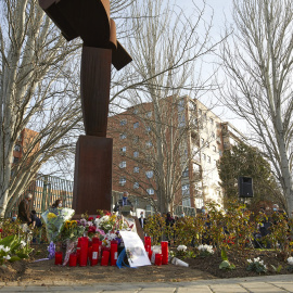 La escultura 'Ilusión truncada' durante uno de los actos 11M organizado por la Asociación 11M Afectados del Terrorismo, en la estación de tren de Santa Eugenia.
