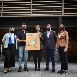 Els organitzadors del festival amb el cartell durant la presentació.