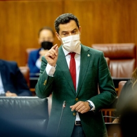 El presidente de la Junta, Juanma Moreno, en el parlamento andaluz. Imagen de archivo.