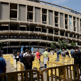 Fila de gente esperando fuera del Camp Nou a recibir la vacuna contra la covid.
