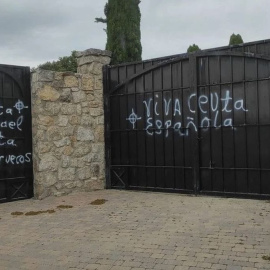Las pintadas realizadas en la entrada del cementerio judío de Hoyo de Manzanares el pasado sábado.