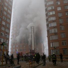 Equipos de rescate trabajan en un edificio residencial de Odesa, Ucrania, dañado durante un ataque ruso con misiles y drones, a 29 de diciembre de 2023.