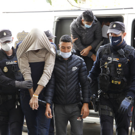 Dos de los marroquíes detenidos, a su llegada al Juzgado de lo Penal número 7 tras ser acusados por el episodio que el pasado viernes obligó a cerrar el Aeropuerto de Palma, a 8 de noviembre de 2021, en Palma de Mallorca.
