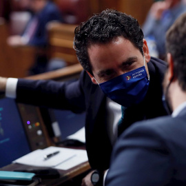 El diputado popular Teodoro García Egea conversa con el líder de su partido Pablo Casado este 17 de marzo de 2021.