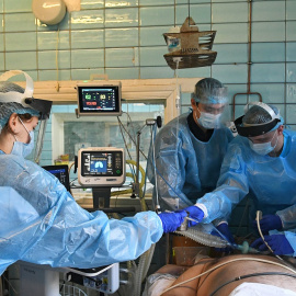 Imagen de un equipo sanitario atendiendo a un enfermo por coronavirus en Ucrania.