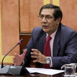 Enrique Arnaldo en una intervención en el Parlamento andaluz.