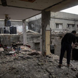 Ciudadanos palestinos observan los daños tras un ataque aéreo israelí contra el campo de refugiados de Rafah, en el sur de la Franja de Gaza, el 9 de febrero de 2024.