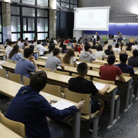 Estudiantes durante la primera jornada de la EBAU en Madrid