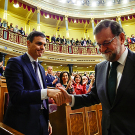 Mariano Rajoy felicita a Pedro Sánchez por la presidencia