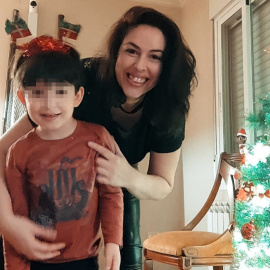 Myriam Bernal y su hijo, en su casa de Madrid, amenazada de desahucio por la compañía israelí Ronsho Teams.