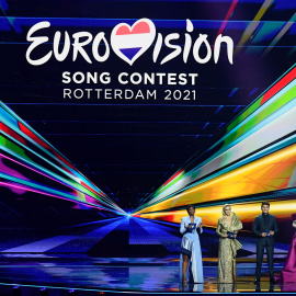 22/05/2021. Imagen de los presentadores de la última edición de Eurovisión Edsilia Rombley, Chantal Janzen, Jan Smit y Nikkie de Jager, en Róterdam (Países Bajos). - REUTERS