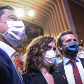 El presidente de Andalucía, Juanma Moreno; la presidenta de la Comunidad de Madrid, Isabel Díaz Ayuso, y el presidente del PP, Pablo Casado, durante la sexta jornada de la Convención Nacional del partido, en el Auditorio de la Ciudad de las Artes y las