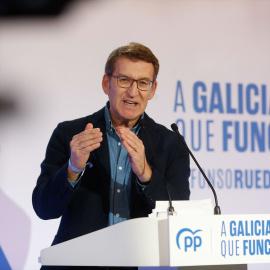 El presidente del Partido Popular, Alberto Núñez Feijóo, interviene durante una comida de campaña del Partido Popular, en el restaurante Litmar, a 10 de febrero de 2024, en Sarria,