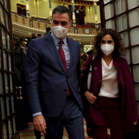 04/11/2021.- El presidente del Gobierno, Pedro Sánchez, y la ministra de Hacienda, María Jesús Montero, abandonan la Cámara tras rechazarse las enmiendas a la totalidad del proyecto de Ley de Presupuestos Generales del Estado para 2022, este jueves, e
