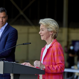 El presidente del Gobierno, Pedro Sánchez, y la presidenta de la Comisión Europea, Ursula von der Leyen, durante una rueda de prensa, a 21 de agosto de 2021.