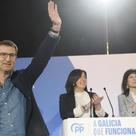 11/02/2024 El presidente del PP, Alberto Núñez Feijóo junto con la presidenta provincial del PP en Lugo Elena Candia y la diputada popular Carmen José López durante un acto electoral en Lugo este sábado.