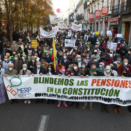 Asistentes con una pancarta donde se puede leer "Blindemos las pensiones" durante una manifestación que reclama el blindaje de las pensiones en la Constitución, a 13 de noviembre de 2021, en Madrid (España).