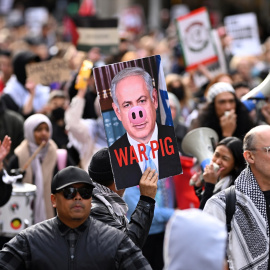 Un manifestante sostiene un cartel del Primer Ministro de Israel, Benjamin Netanyahu, durante una manifestación pro Palestina en Melbourne.