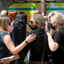 Varias mujeres muestran su dolor durante la concentración por el asesinato machista cometido en este 2021, en Alovera (Guadalajara) este domingo 30 de mayo de 2021.